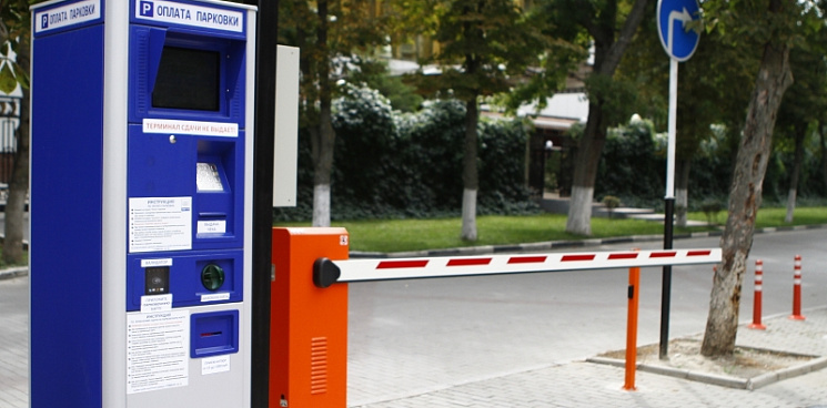 В Краснодаре на муниципальных парковках могут убрать паркоматы