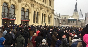 В Москве с оцепленной площади 3 вокзалов митингующие отправились перекрывать ТТК