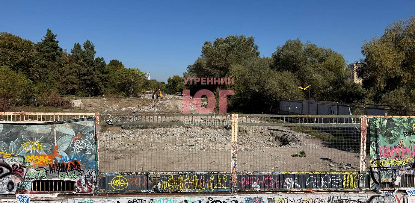 На Затоне в Краснодаре начали расчищать территорию бывшего аквапарка