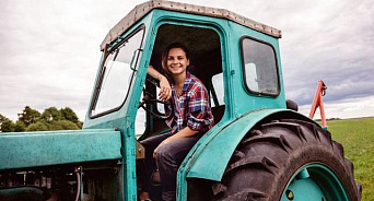 «На Украине заканчиваются мужчины?» В стране женщины станут трактористами и комбайнёрами - ВИДЕО