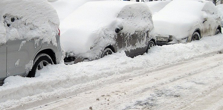 В Краснодаре мужчина откапывает машины соседей из снега за деньги