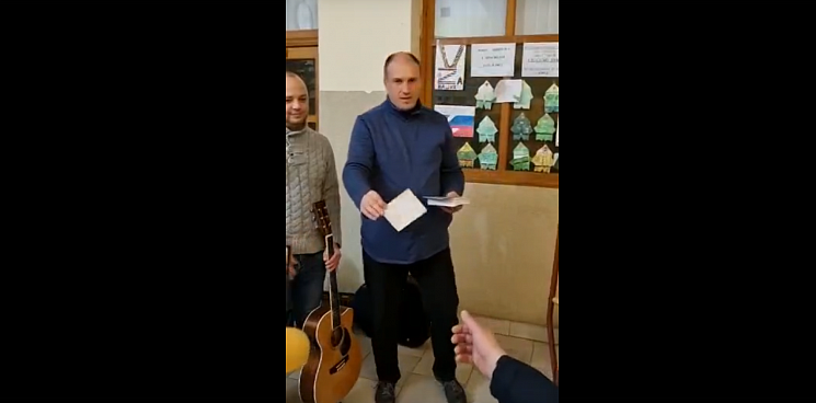 В госпитале Краснодара раненые из зоны СВО военнослужащие получили открытки с поздравлениями от детей из Якутска