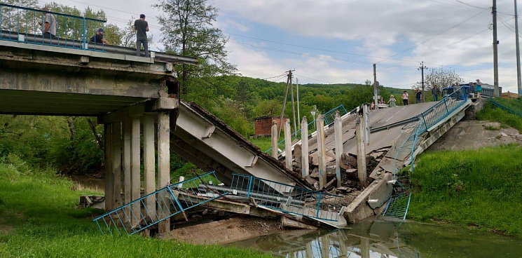 На Кубани обвалился мост через реку Иль, обошлось без пострадавших