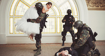 «Ах эта свадьба, свадьба, свадьба пела и… материлась на полицейских»: в Сочи гость молодожёнов загремел в отделение из-за хулиганства на торжестве