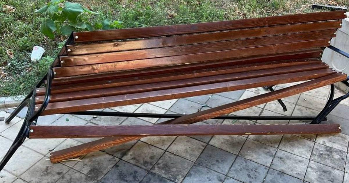 Администрация отказалась ремонтировать сломанные скамейки в Краснодаре