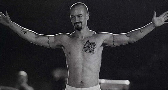 В Новороссийске горожанин набил тату с нацистской символикой — он может сесть на 4 года