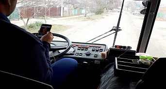 «Сидит в телефоне! Угробит пассажиров!» Жительница Краснодара возмутилась поведением водителя маршрутки – ВИДЕО 