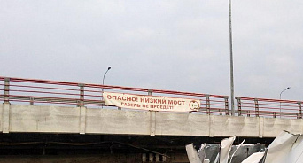 Полиция Краснодара разыскивает водителя застрявшей под мостом фуры
