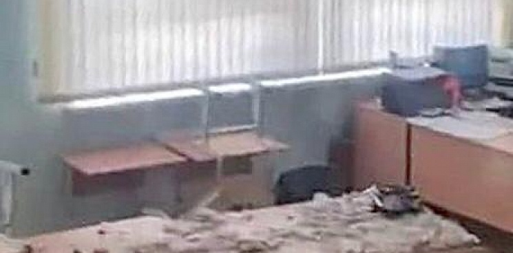В Динском районе на головы детей обрушился потолок