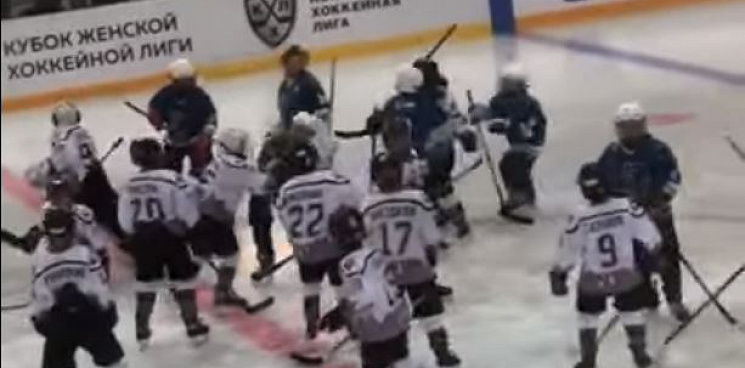 Маленькие хоккеисты устроили массовую драку на встрече в Сочи - ВИДЕО