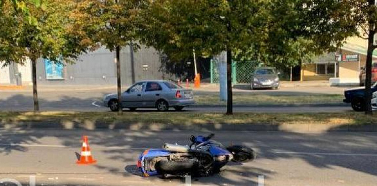«Переходил дорогу на красный»: в Краснодаре произошло ДТП, пешеход погиб, а мотоциклист в тяжёлом состоянии доставлен в больницу
