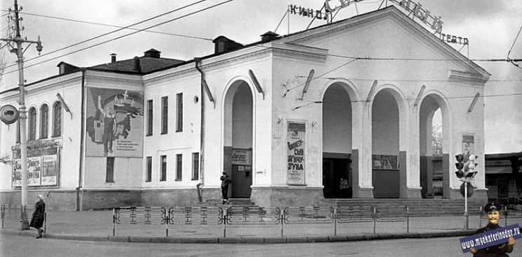 «Ремонтируют или доламывают?» В Краснодаре заметили рабочих на крыше кинотеатра «Северный»