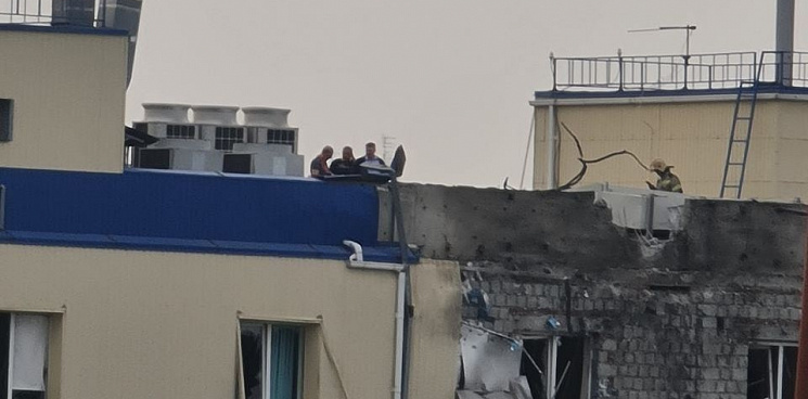 Атака беспилотников на Краснодар: повреждены здания, пострадавших нет, жителей просят соблюдать спокойствие – ВИДЕО 