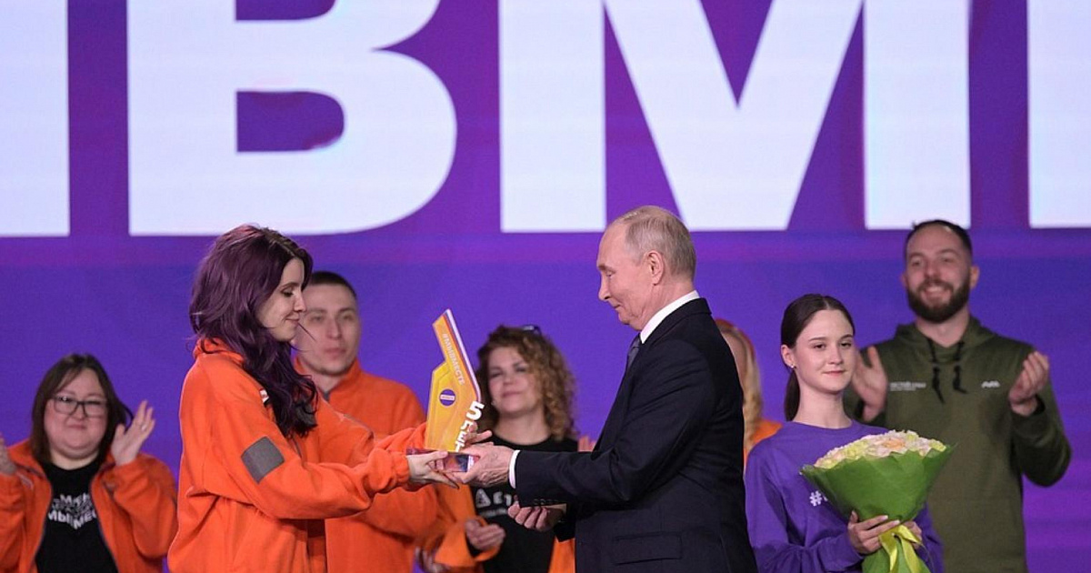Путин вручил награду «Волонтер года» участнице добровольческой миссии в Анапе