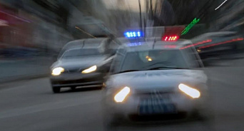 «А прав у меня нет!» Пьяный кубанец попытался сбежать от полицейских на машине без колеса – ВИДЕО 