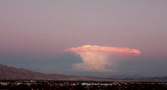Жуткое предзнаменование: жители Лас-Вегаса засняли повисший над городом «ядерный гриб»