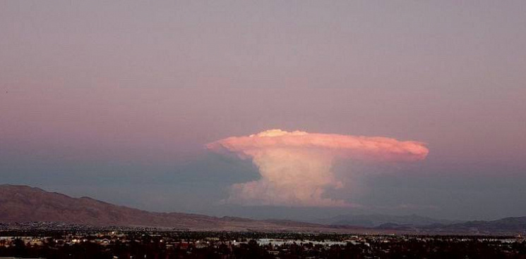 Жуткое предзнаменование: жители Лас-Вегаса засняли повисший над городом «ядерный гриб»