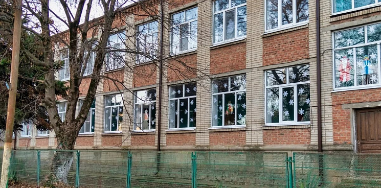 В Динском районе эвакуировали учеников школы из-за звонка об угрозе взрыва