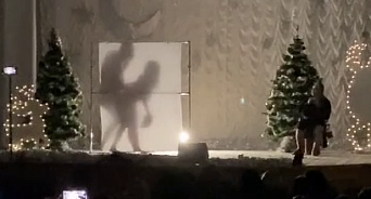 «Ах, дедушка, ты лучший!» На Кубани в доме культуры детям показали представление с голозадым Дедом Морозом, удовлетворяющим женщину прямо на сцене