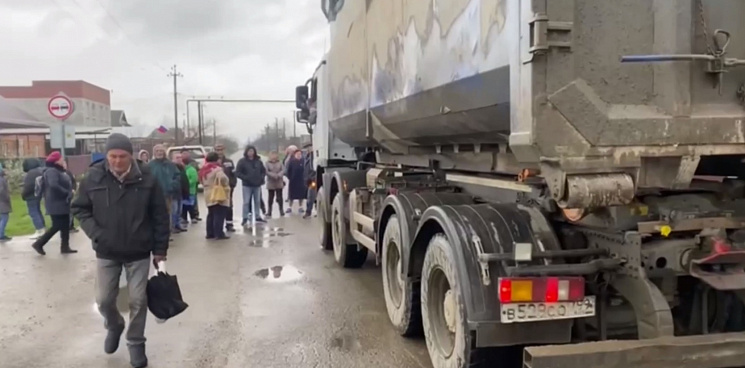 «Власти нам врут! Веры им нет!»На Кубани жители Полтавской второй раз за неделю перекрыли дорогу к мусорному полигону