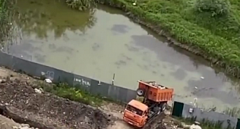 В мэрии Краснодара объяснили, зачем грузовик сбросил мусор в водоем