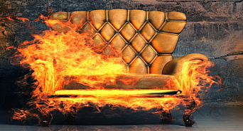 Модный перфоманс: в Краснодаре пацифист назвал свой диван «Zло» и сжёг его