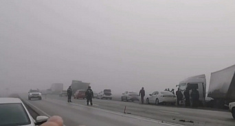 В ауле под Краснодаром из-за тумана в массовое ДТП попали восемь автомобилей – ВИДЕО 