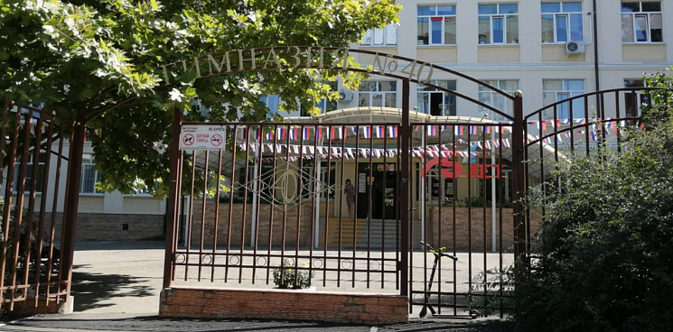 «Застукали за парением вейпа»: в Краснодаре девятиклассник выпал из окна школы