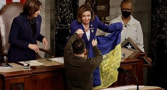 Зеленский в Конгрессе США вручил Пелоси флаг Украины с нацистской символикой - подарок на Хануку?