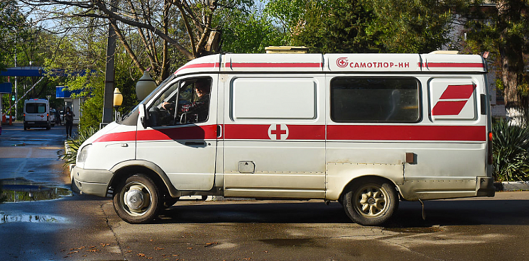 На Кубани задержали агрессивного водителя красного «Гелика» - он пытался разбить машину Скорой помощи