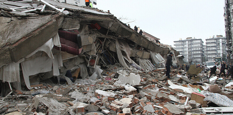 «О нас все забыли!» В городах Курдистана местные самостоятельно вытаскивают людей из-под завалов после катастрофы – ВИДЕО