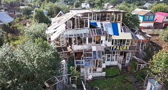 «Из стекла и палок»: в Нефтекамске построили дом из старых окон, соседи боятся, что конструкция может рухнуть