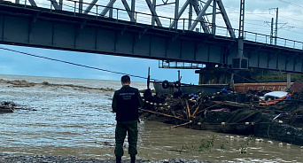 В Сочи река унесла в Чёрное море два автомобиля с семью пассажирами
