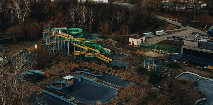«Дети в опасности!» Заброшенный аквапарк в Краснодаре стал местом опасных развлечений