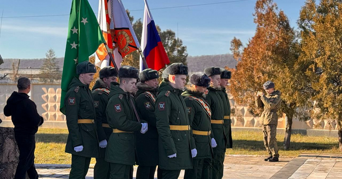 В Майкопе почтили память воинов 131-й бригады, погибших в Грозном  