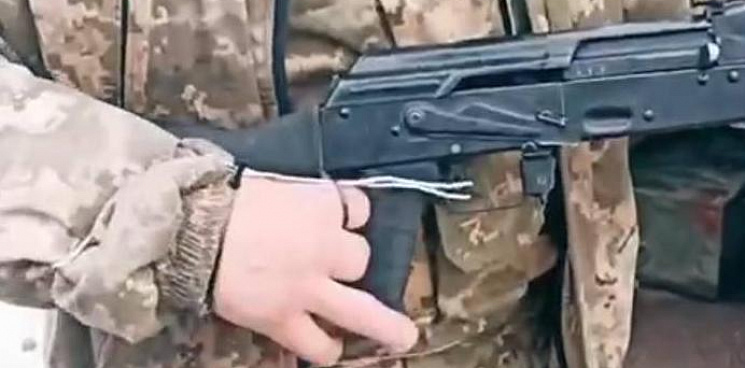 «От мобилизации не убежать!» Украинец отрубил себе два пальца, чтобы не участвовать в СВО, но его всё равно отправили воевать - ВИДЕО