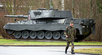 «Наследники Гитлера едут на танках с крестами!» Колонна танков Leopard направляется к границам с Украиной – ВИДЕО