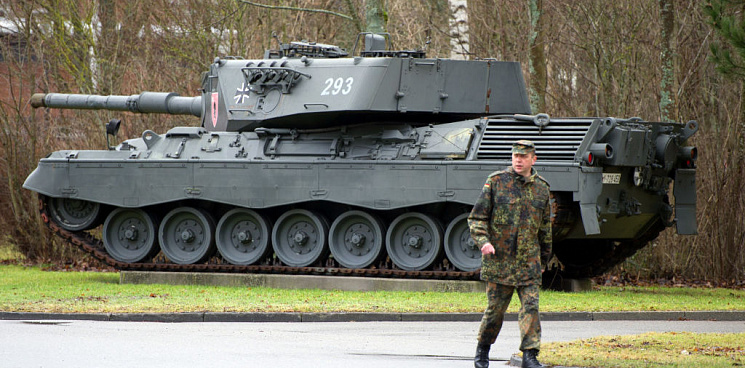«Наследники Гитлера едут на танках с крестами!» Колонна танков Leopard направляется к границам с Украиной – ВИДЕО
