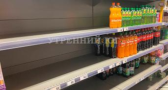 «Отдыхающие хлещут как не в себя!» С полок супермаркетов в Геленджике пропала питьевая вода – ВИДЕО