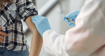 На Кубани пока не будут вводить обязательную вакцинацию работающих жителей
