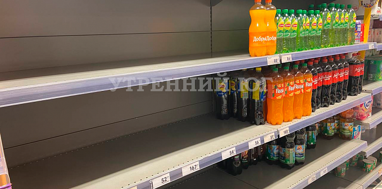 «Отдыхающие хлещут как не в себя!» С полок супермаркетов в Геленджике пропала питьевая вода – ВИДЕО