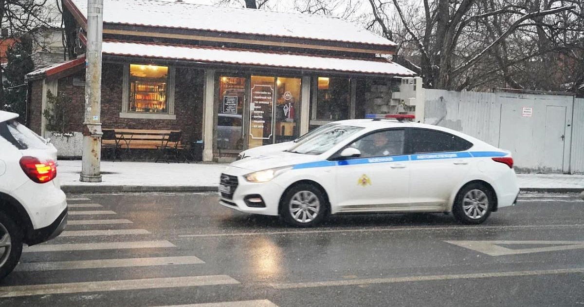 Житель Краснодара взял флаг и начал регулировать перекресток