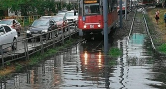  В Краснодаре из-за таяния снега и льда на дорогах откачивают воду