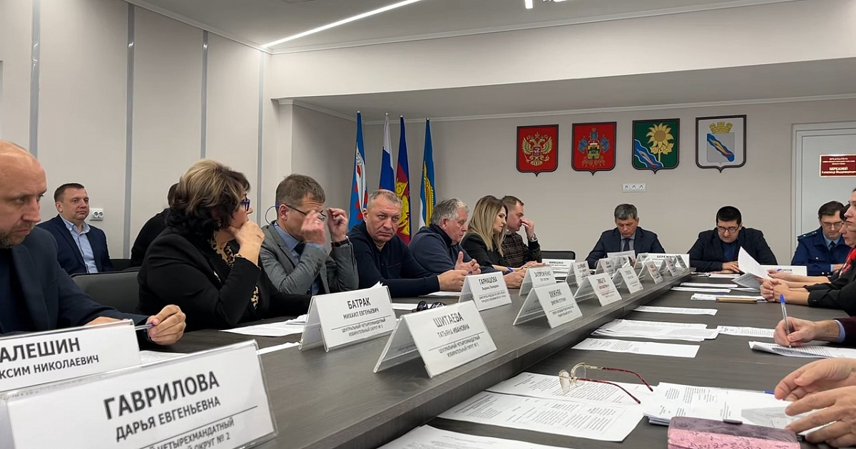 «Мятежный парламент»: в Ейске досрочно прекратила полномочия зампред горсовета, отставка председателя отклонена