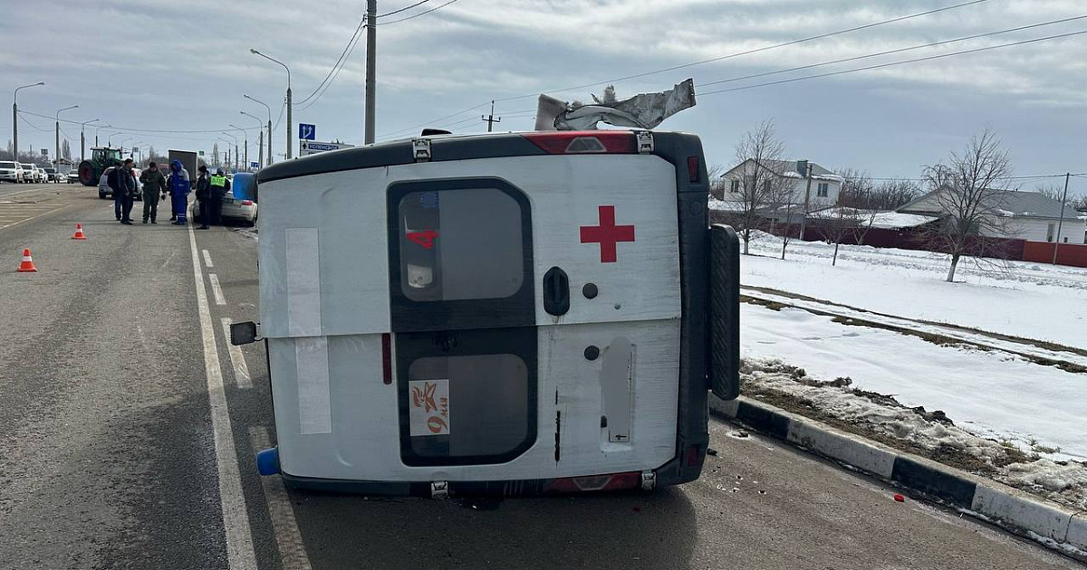Скорая помощь опрокинулась из-за аварии на Кубани