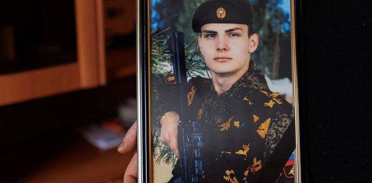 «Мне очень больно и обидно»: мать погибшего российского срочника обвинили в дискредитации армии из-за одного слова в интервью 