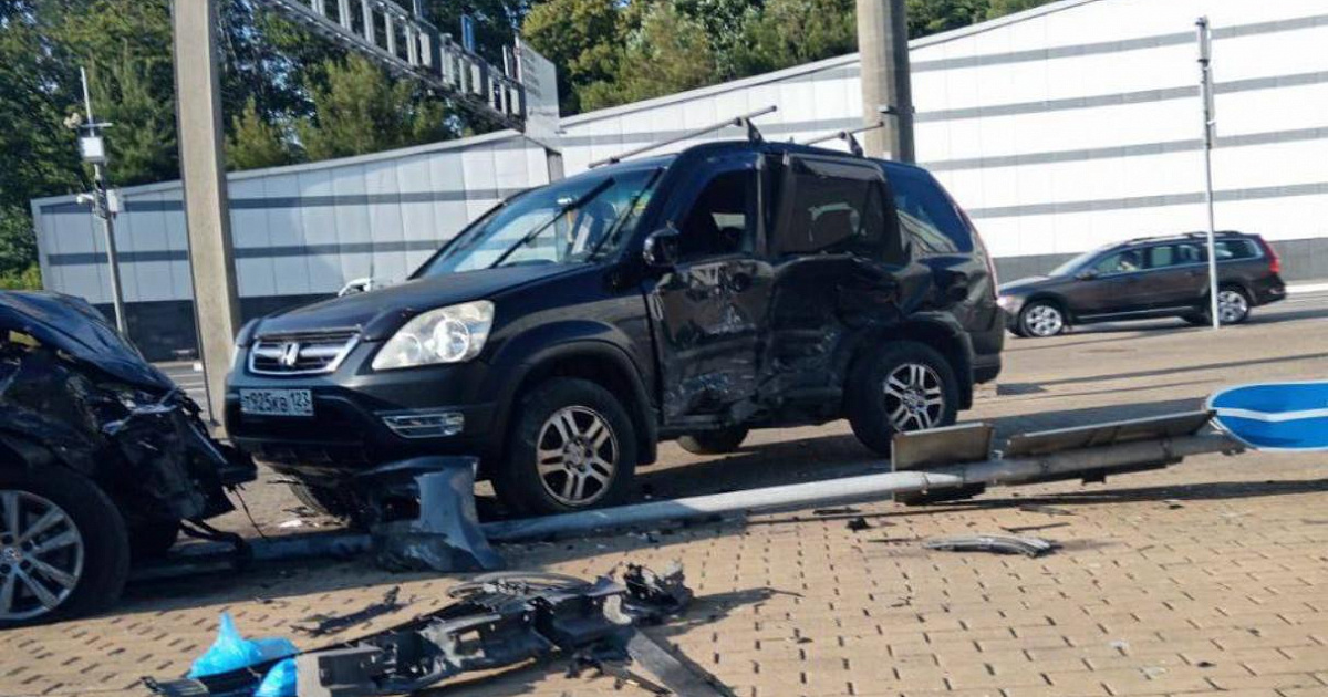 Массовое ДТП с участием скорой остановило движение в центре Сочи 