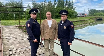 В Краснодаре полицейские спасли жизнь мужчине, который тонул в канале