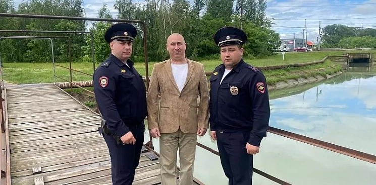 В Краснодаре полицейские спасли жизнь мужчине, который тонул в канале