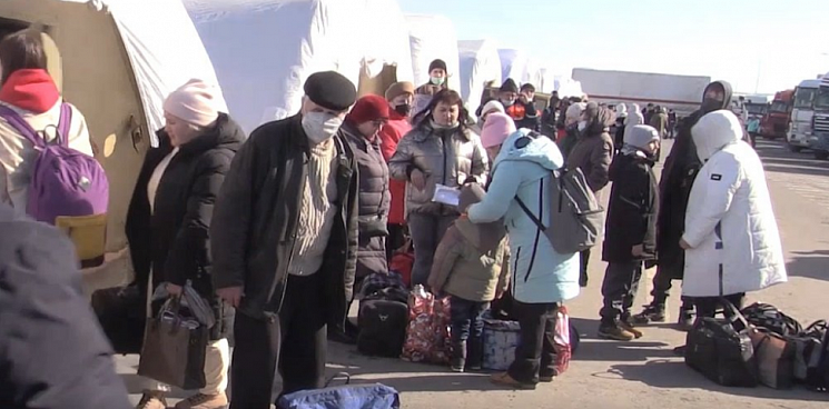Беженцы из ДНР сообщили об очередях и «сортировке» мужчин на границах 